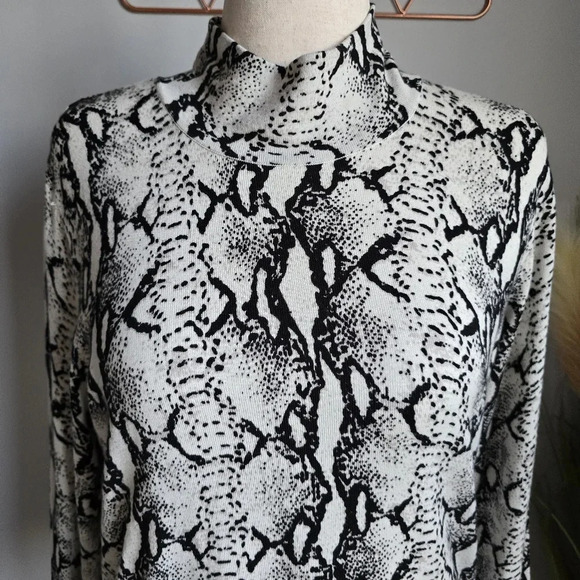 Revolve 525 America, New White Black Python Animal Print Mock Sweater Size XL - Picture 3 of 13